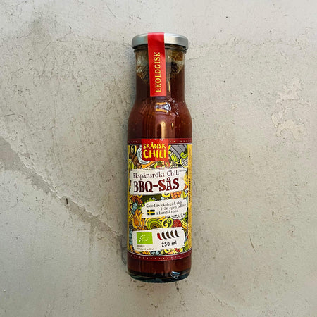 Saucen har sin varme og naturlige røgsmag fra gården egne hjemmerøgede jalapeno og serrano chili.  styrke: 1 chili ud af fem